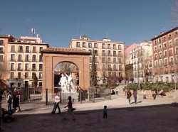 LA VIÑA protesta por la retirada de las terrazas por parte del Ayuntamiento de Madrid con motivo del Dos de Mayo - La Viña